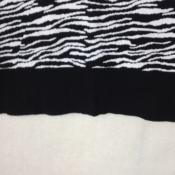 Adrianna Papell Knit Sweater Size Medium‎ In Black White Zebra Print - Picture 9 of 10